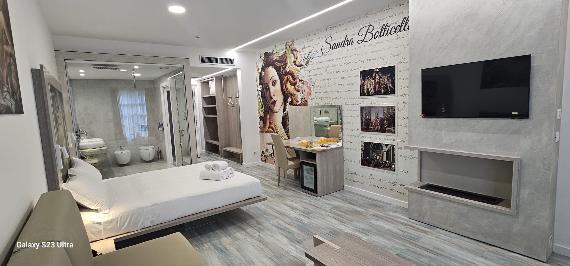Luxury hotel suite - Botticelli theme